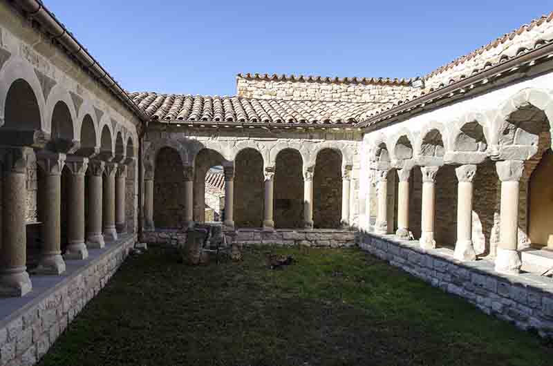 Lleida - Castell de Mur - colegiata de Santa Maria de Mur 5.jpg